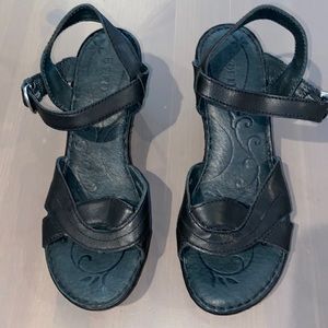 BORN sz 8 Sandals
